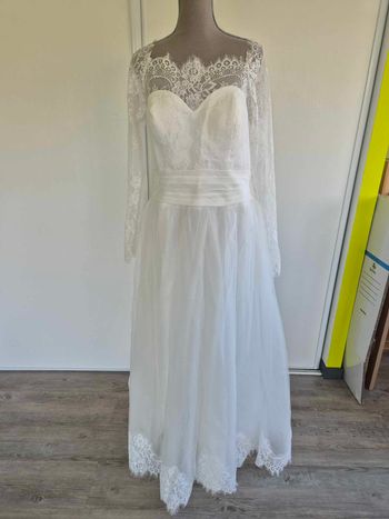 Robe de mariée avec manches en dentelle