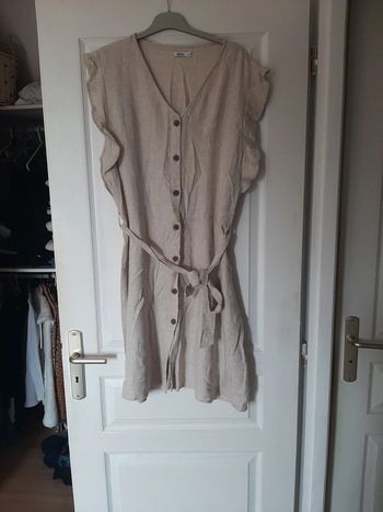 Robe beige avec boutons