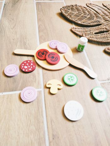 🍄Dinette avec divers aliments en rondelles sur plateau en bois