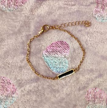 Bracelet doré avec breloque rectangle noir ajustable