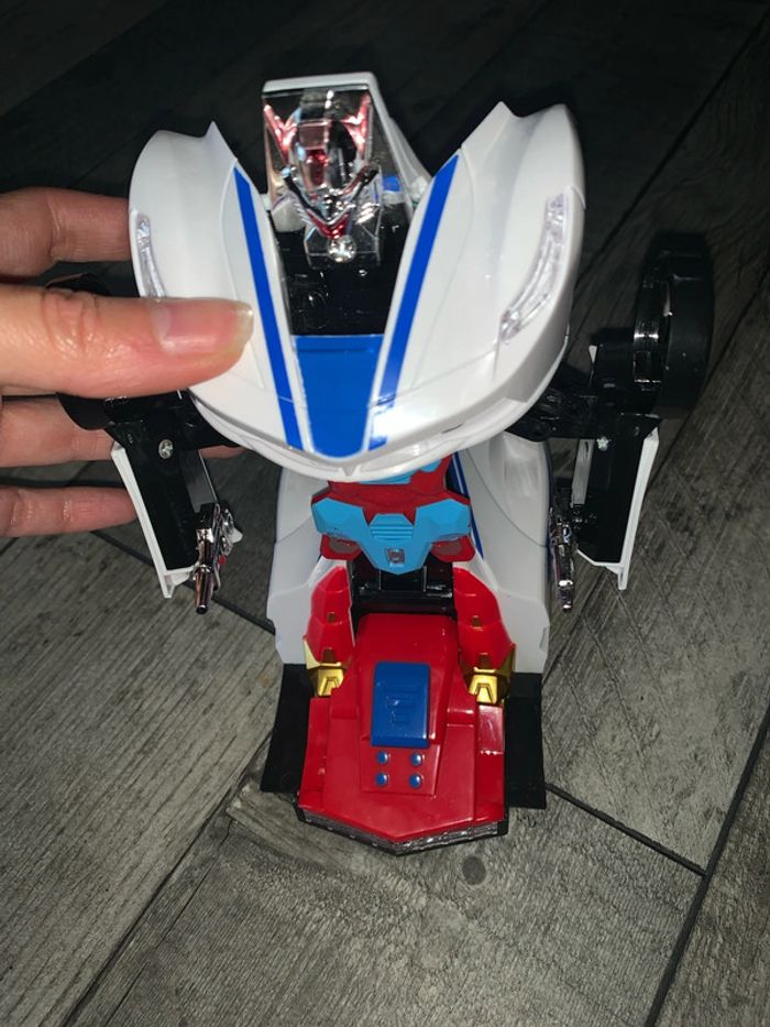 Voiture transforme en robot - photo numéro 3
