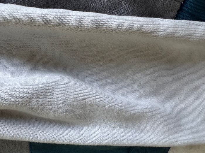 Sweat à capuche Primark taille 4-5 ans (110 cm) - Plusieurs taches sur la manche - photo numéro 7