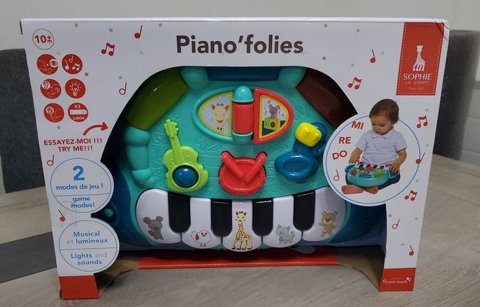 Piano Folies Sophie la Girafe.