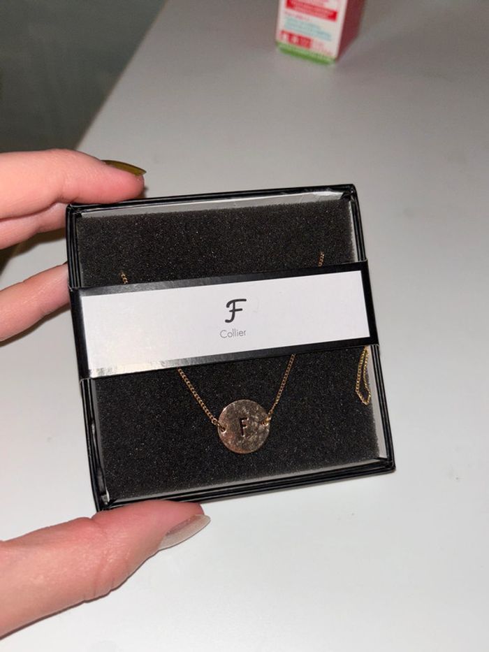 Collier lettre F