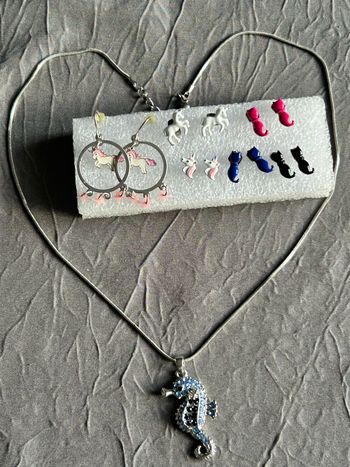 Lot de 6 paires de boucles d’oreilles fantaisies enfant + un pendentif strass