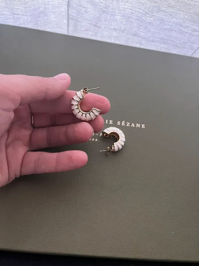 Boucle d’oreilles blanche et doré arrondies