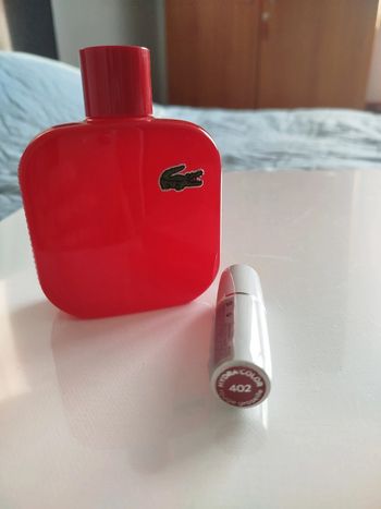 Neuf ce rouge à lèvres coloris framboise