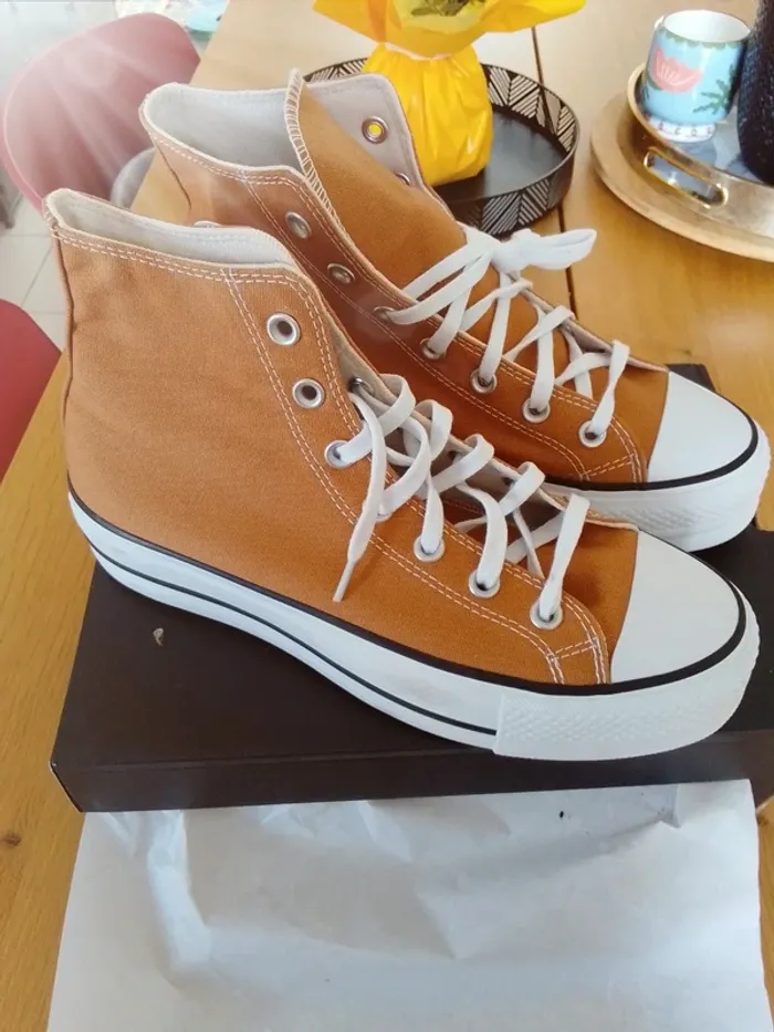 Converses Plateforme Marron. Taille 39.5. Neuves - photo numéro 2