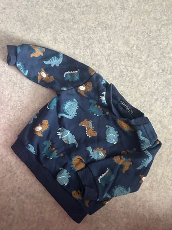 Pull à motif dinosaure 