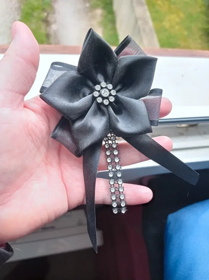 Broche pour femme en forme de fleur