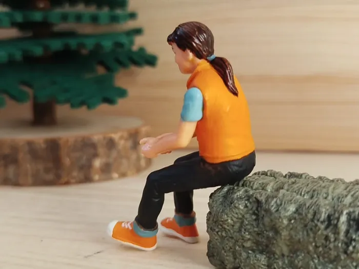 Schleich personnage femme brune qui conduit - photo numéro 3