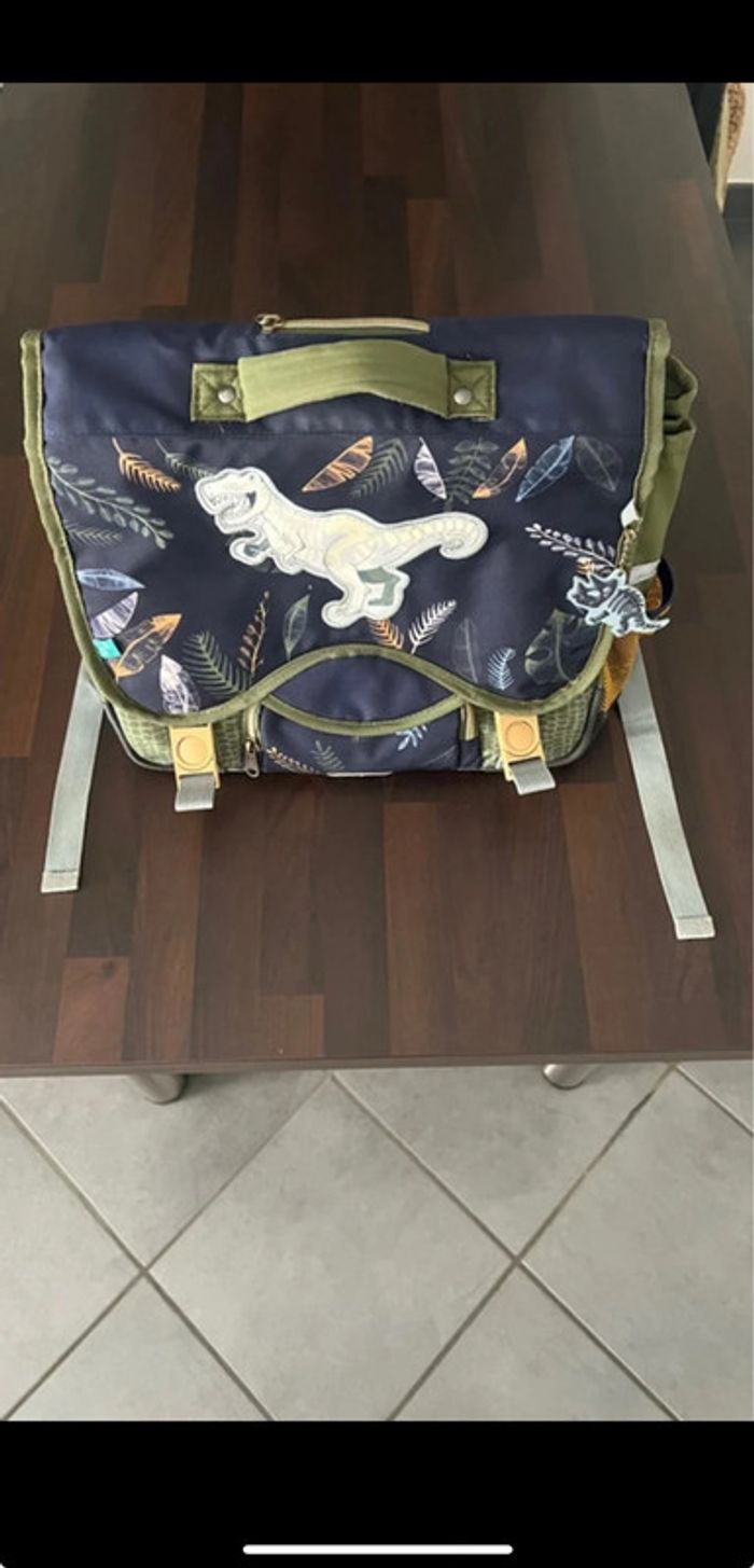 Cartable dinosaure avec trousse assortie en très bonne état taille 36 cm pour cp/cel Auchan