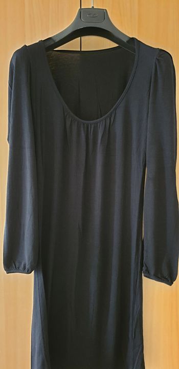 Très jolie robe noire pour toutes occasions