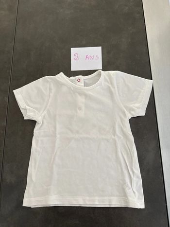 TEE shirt blanc.
