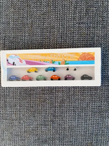 🚗 Coffret de collection – 9 fèves voitures Coccinelle – État neuf