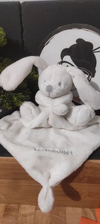 Doudou lapin Vertbaudet mouchoir blanc Simba Toys Benelux gris argenté