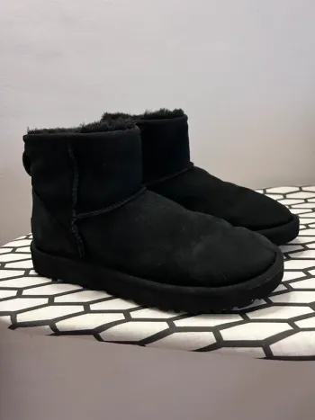 UGG basse noir taille 38