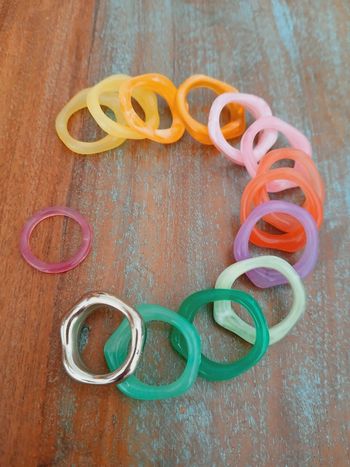 Lot de 14 bagues en acrylique arc en ciel