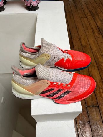 Chaussure de Tennis Adidas Adizero pour salle très peu utilisé