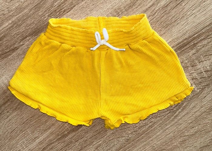 Short jaune
