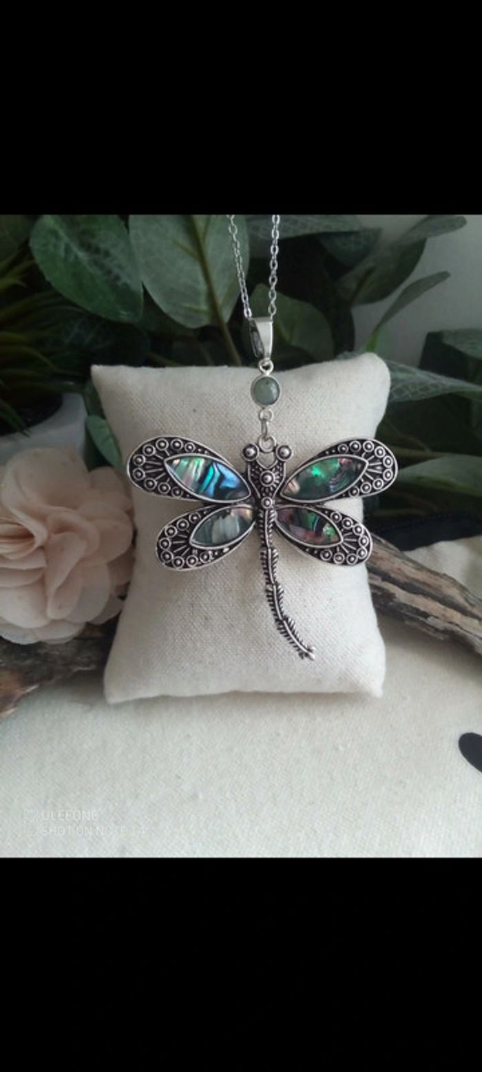 Collier libellule en coquilles abalone naturelles et pierres de labradorite