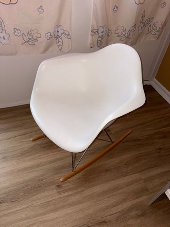 Chaise à bascule chambre d’enfant