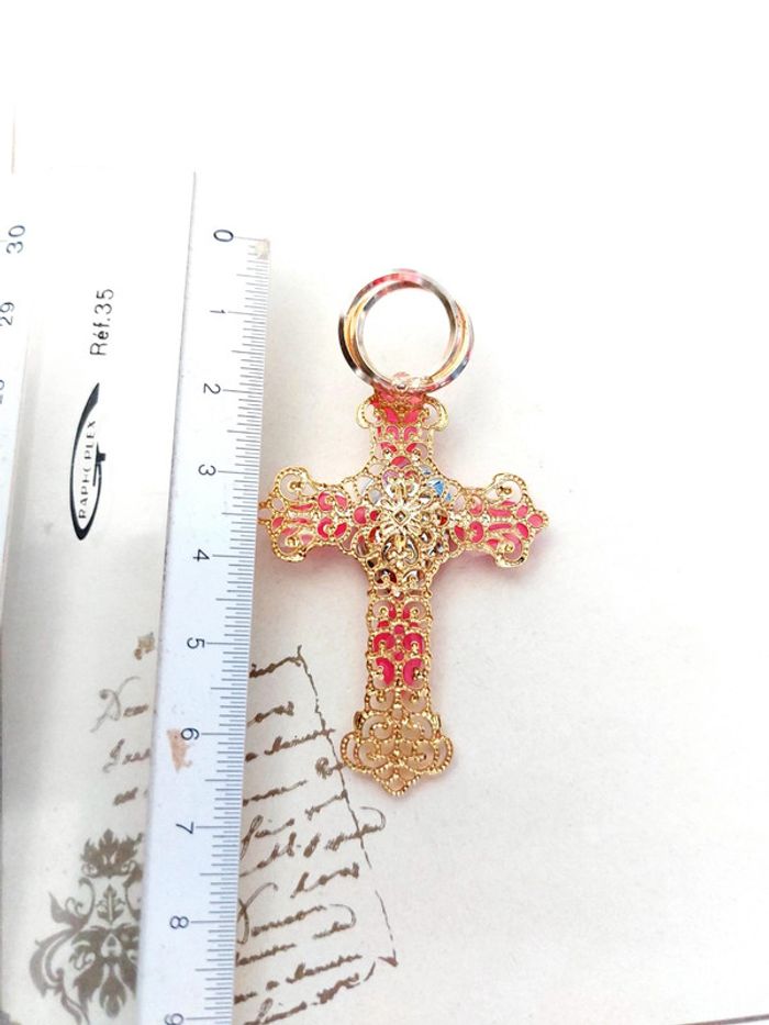 Magnifique pendentif croix religieuse doré et rose - photo numéro 3