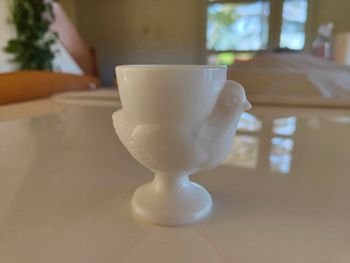 Coquetier en forme de poule blanche