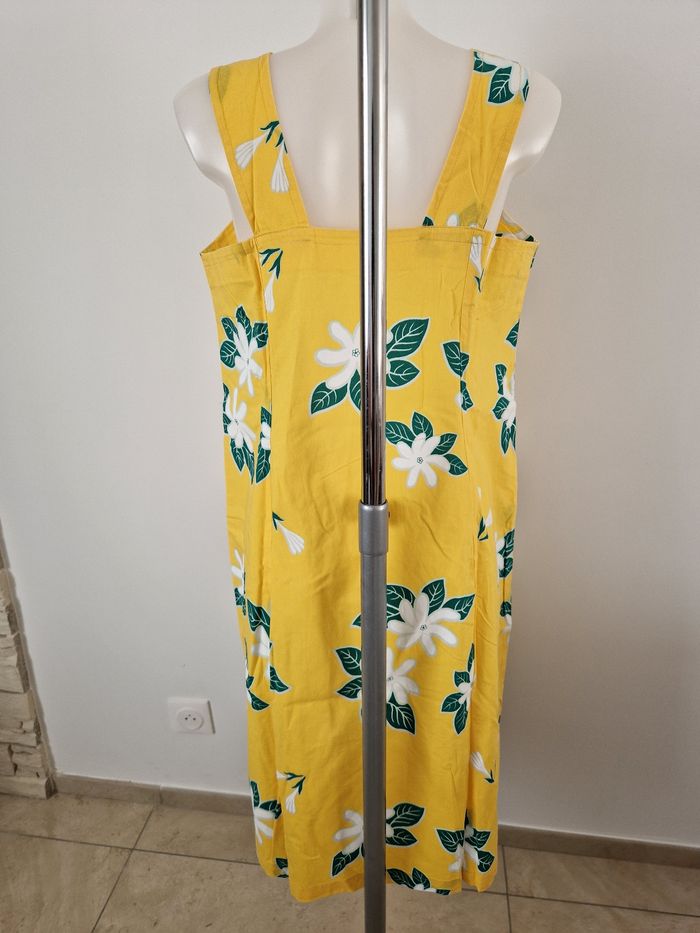 Robe polynésienne jaune à fleurs blanche et feuilles vertes - photo numéro 5