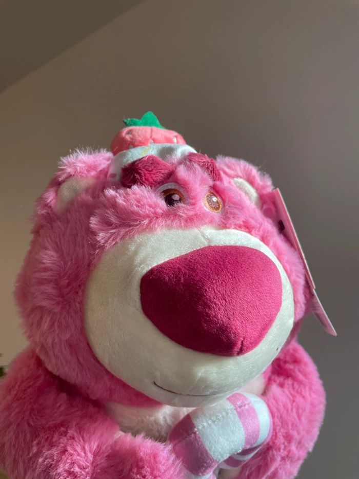Grande peluche Disney Pixar Lotso l'ours à la fraise 🍓 - photo numéro 10