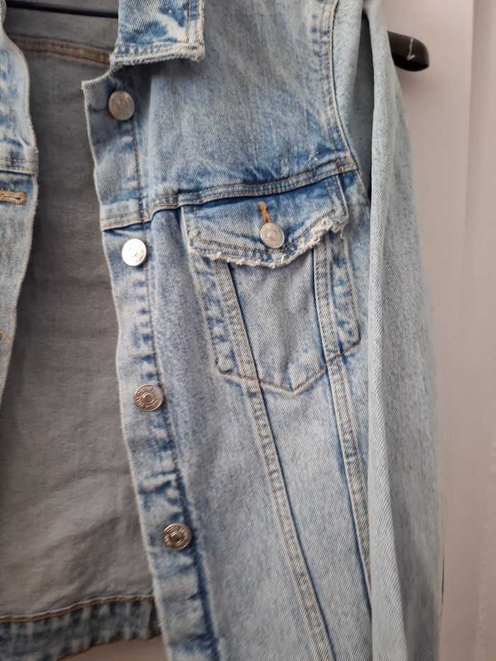 Veste en jean zara taille 34 en très bon état Veste en jean zara taille 34 en très bon état 
Longueur 50 cm
Largeur aisselle à aisselle 45 cm
#vesteenjean #vestezara #zara #taille34_youch202 - photo numéro 3