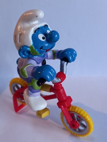 Schtroumpf sur son vélo acrobatique 