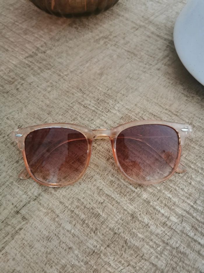 Lunette de soleil rose - photo numéro 2