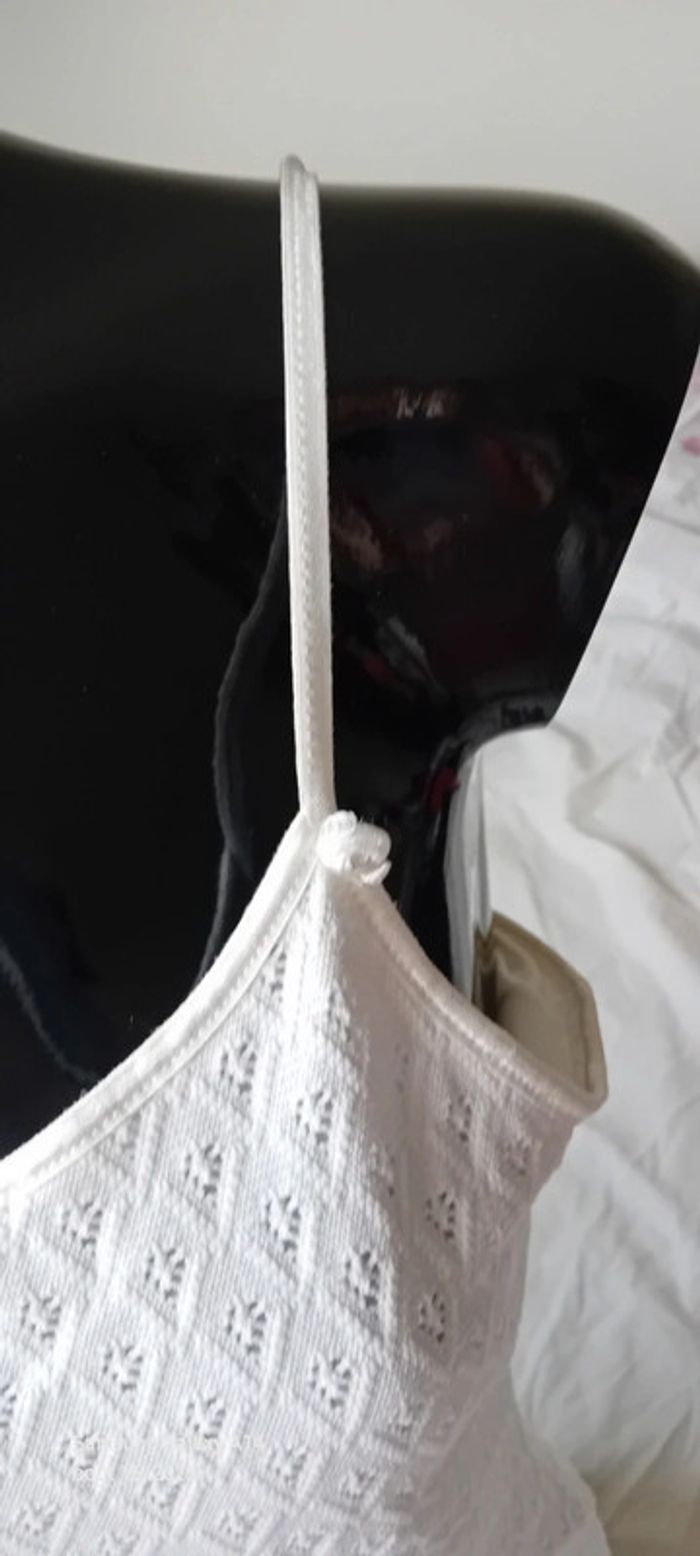 Haut court fines bretelles blanc dentelle ajourée avec rose femme 38 un deux trois - photo numéro 7