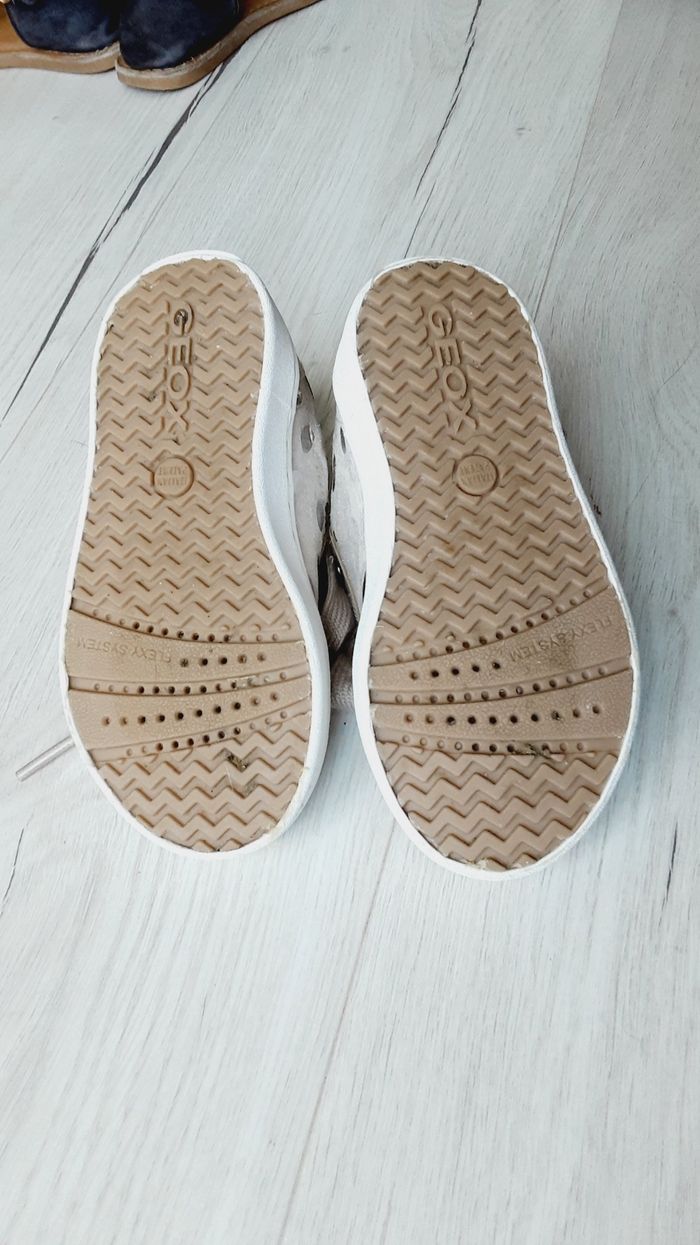 Chaussures Géox type baskets beige à fermeture avec brillants pointure 25 Neuves - photo numéro 6