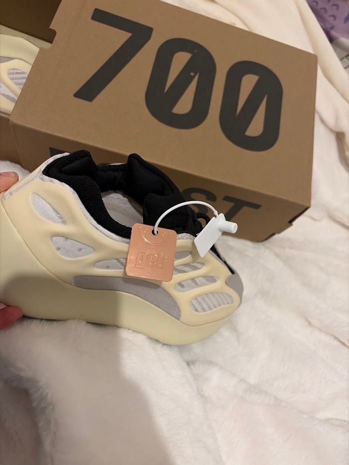 Yeezy 700 v3 - photo numéro 3