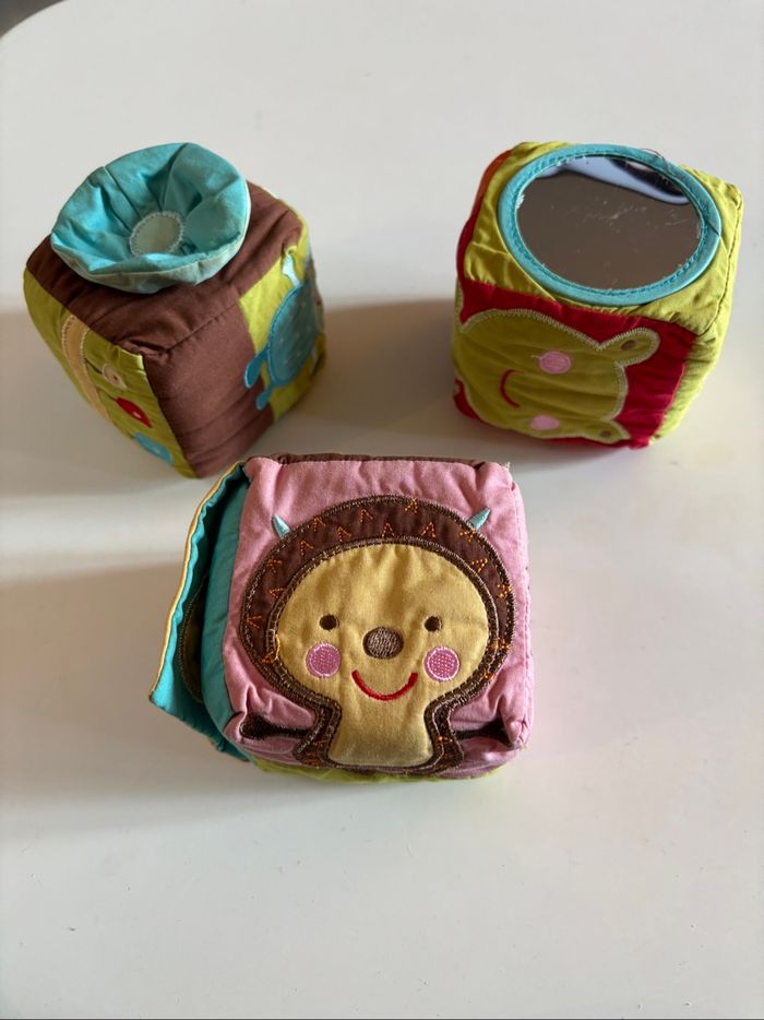Trois cubes en tissu bébé jouet éveil Oxybul