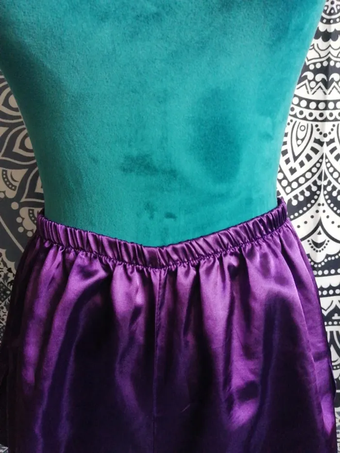 Short de pyjama violet en satin avec dentelle et fentes sur les côtés / C & city / (XL) - photo numéro 2