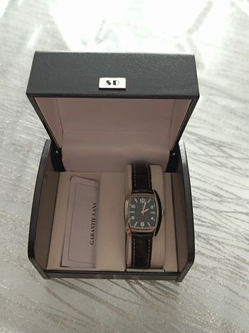 Montre Femme- façon crocodile Marron-Cuir Veau-Mediademe