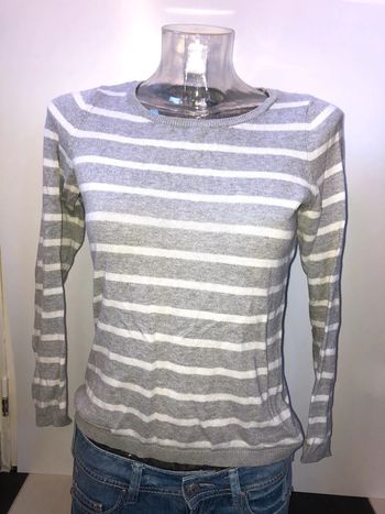 Pull col rond gris rayé blanc in extenso s