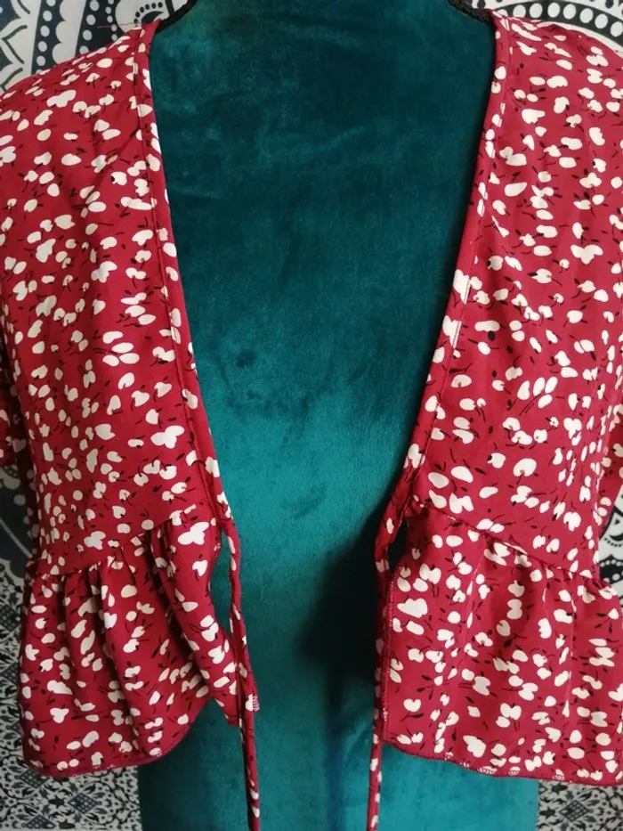 Top peplum rouge à motifs fleurs blanches avec lien à nouer / shein / (L) - photo numéro 4