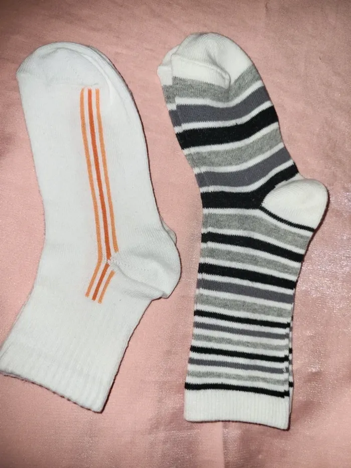 lot chaussette MONOPRIX KIDS T23/26 UNE PAIRE ET L autre pas de marque