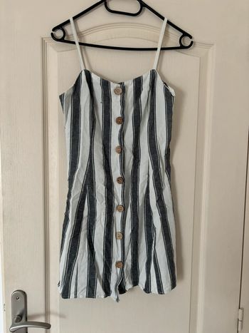 Robe à rayures blanche et noires