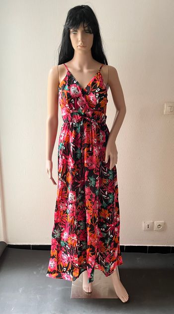 Robe longue fleurie noire et rose bretelles ajustables