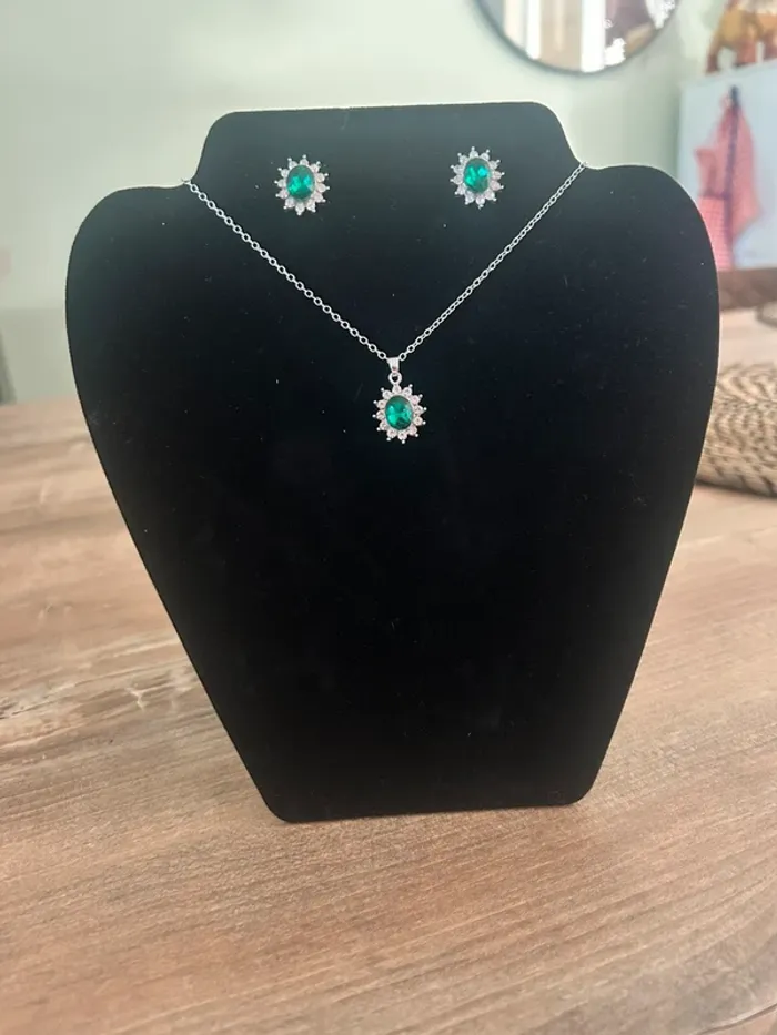 Parure collier et boucles d’oreilles fantaisie vert émeraude