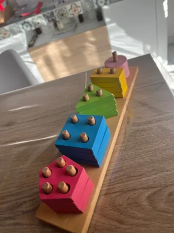 Jeu en bois empilage avec forme