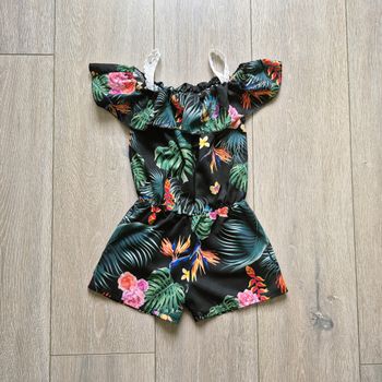 Très belle Combi short noir fleuri. Neuve. Fille 4 ans.