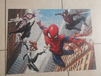 Puzzle spiderman 200 pièces xl 8 ans