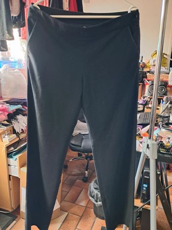 Beau pantalon noir NafNaf, poches italiennes, finitions satinées, fermeture côté T40/L