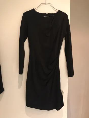 Robe noire Mango